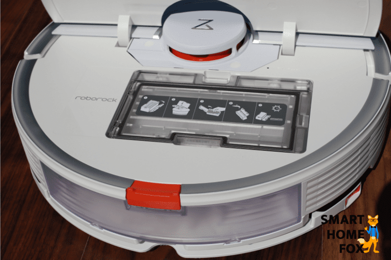 Roborock steht mit offener Klappe auf den Boden